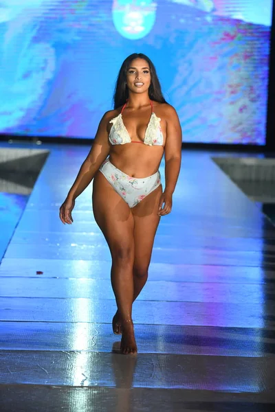 Miami Beach Florida Julho Model Walks Runway Mar Ardiente Swim — Fotografia de Stock