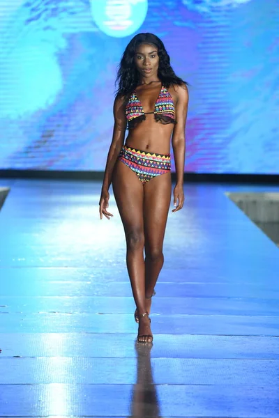 Miami Beach Florida Julho Model Walks Runway Mar Ardiente Swim — Fotografia de Stock