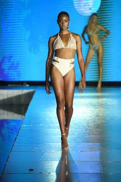 Miami Beach Florida Jly Model Walk Mar Ardiente Swim Show — 스톡 사진