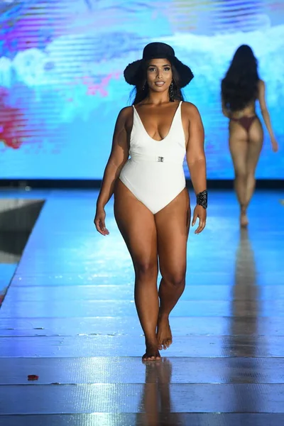 Miami Beach Florida Julho Model Walks Runway Breezy Swimwear Show — Fotografia de Stock