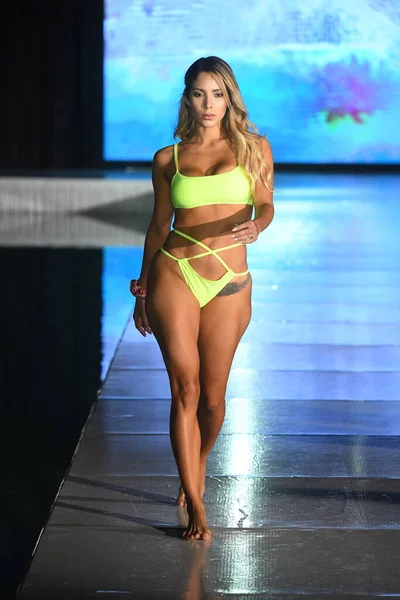 Miami Beach Florida Lipiec Modelka Spaceruje Pasie Startowym Dla Breezy — Zdjęcie stockowe