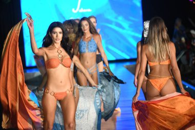 MIAMI BEACH, FLORIDA - 10 Temmuz 2021 'de Miami Yüzme Haftası boyunca Sahara Sahra Sahili Sahili Sahne Giyimi Şovu' nun podyum finalinde mankenler yürür.