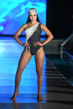 MIAMI BEACH, FLORIDA - 10 Temmuz 2021 'de Miami Beach, Florida' da DCSW tarafından desteklenen Miami Yüzme Haftası boyunca Sahara Plaj Giyimi Şovu için podyumda bir model yürür.