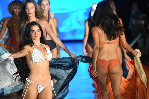 Miami Beach Florida Juli Models Laufen Über Den Laufsteg Der — Stockfoto