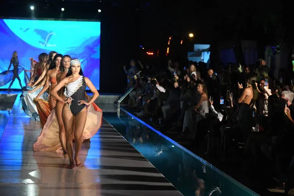 Miami Beach Florida Lipiec Modelki Modele Przechadzają Się Finale Sahara — Zdjęcie stockowe
