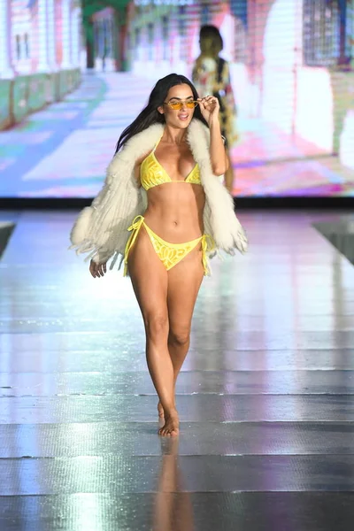 MIAMI BEACH, FLORIDA - 10 Temmuz 2021 'de Miami Yüzme Haftası sırasında Urock Boutique X Baccio Couture Show için podyumda bir model yürür.