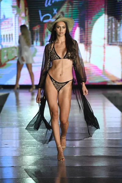 MIAMI BEACH, FLORIDA - 10 Temmuz 2021 'de Miami Yüzme Haftası sırasında Urock Boutique X Baccio Couture Show için podyumda bir model yürür.
