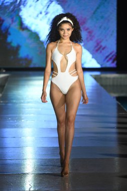 MIAMI BEACH, FLORIDA - 10 Temmuz 2021 Miami Beach, Florida 'da Miami Yüzme Haftası boyunca Bambola Show için podyumda bir model yürüyor.