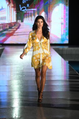 MIAMI BEACH, FLORIDA - 10 Temmuz 2021 'de Miami Yüzme Haftası sırasında Urock Boutique X Baccio Couture Show için podyumda bir model yürür.