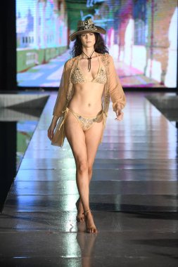 MIAMI BEACH, FLORIDA - 10 Temmuz 2021 'de Miami Yüzme Haftası sırasında Urock Boutique X Baccio Couture Show için podyumda bir model yürür.