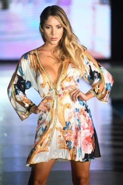 MIAMI BEACH, FLORIDA - 10 Temmuz 2021 'de Miami Yüzme Haftası sırasında Urock Boutique X Baccio Couture Show için podyumda bir model yürür.