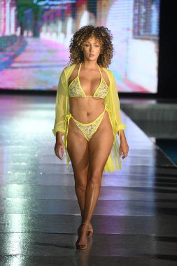 MIAMI BEACH, FLORIDA - 10 Temmuz 2021 'de Miami Yüzme Haftası sırasında Urock Boutique X Baccio Couture Show için podyumda bir model yürür.