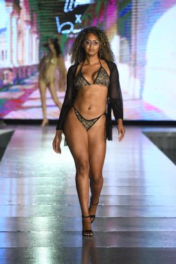 MIAMI BEACH, FLORIDA - 10 Temmuz 2021 'de Miami Yüzme Haftası sırasında Urock Boutique X Baccio Couture Show için podyumda bir model yürür.