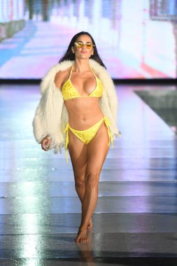 MIAMI BEACH, FLORIDA - 10 Temmuz 2021 'de Miami Yüzme Haftası sırasında Urock Boutique X Baccio Couture Show için podyumda bir model yürür.