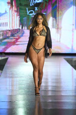MIAMI BEACH, FLORIDA - 10 Temmuz 2021 'de Miami Yüzme Haftası sırasında Urock Boutique X Baccio Couture Show için podyumda bir model yürür.