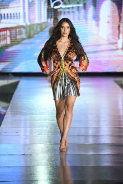 MIAMI BEACH, FLORIDA - 10 Temmuz 2021 'de Miami Yüzme Haftası sırasında Urock Boutique X Baccio Couture Show için podyumda bir model yürür.