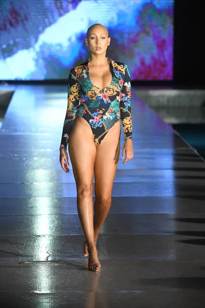 MIAMI BEACH, FLORIDA - 10 Temmuz 2021 Miami Beach, Florida 'da Miami Yüzme Haftası boyunca Bambola Show için podyumda bir model yürüyor.