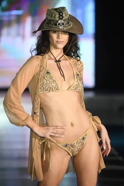 MIAMI BEACH, FLORIDA - 10 Temmuz 2021 'de Miami Yüzme Haftası sırasında Urock Boutique X Baccio Couture Show için podyumda bir model yürür.