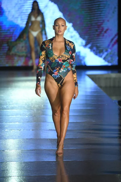 Miami Beach Florida Julho Model Walks Runway Bomba Bambola Show — Fotografia de Stock
