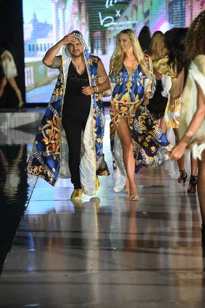 Miami Beach Florida July Designers Models Walk Runway Urock Boutique — Stock Photo, Image