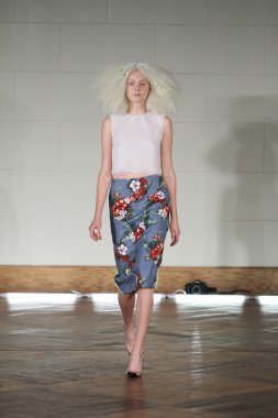 victor de souza ilkbahar yaz 2015 tanıtımı için pist model yürür