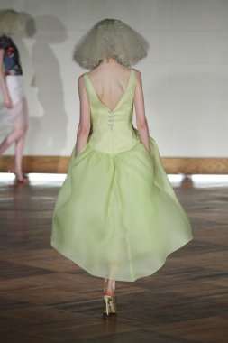 victor de souza ilkbahar yaz 2015 tanıtımı için pist model yürür