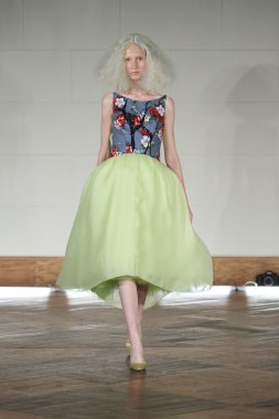 victor de souza ilkbahar yaz 2015 tanıtımı için pist model yürür