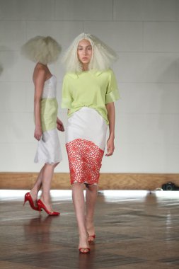 victor de souza ilkbahar yaz 2015 tanıtımı için pist model yürür