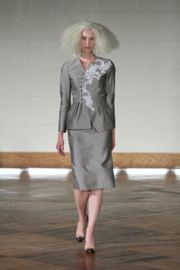 victor de souza ilkbahar yaz 2015 tanıtımı için pist model yürür