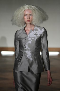 victor de souza ilkbahar yaz 2015 tanıtımı için pist model yürür