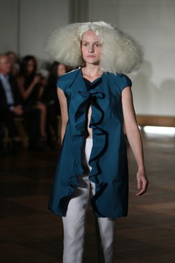 victor de souza ilkbahar yaz 2015 tanıtımı için pist model yürür