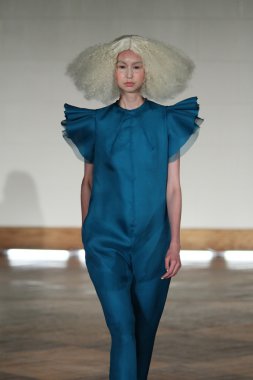 victor de souza ilkbahar yaz 2015 tanıtımı için pist model yürür