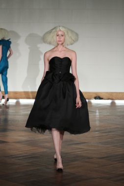 victor de souza ilkbahar yaz 2015 tanıtımı için pist model yürür