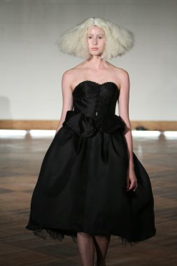 victor de souza ilkbahar yaz 2015 tanıtımı için pist model yürür