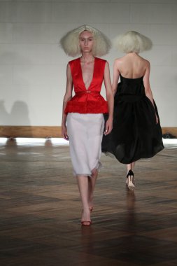 victor de souza ilkbahar yaz 2015 tanıtımı için pist model yürür