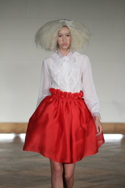 victor de souza ilkbahar yaz 2015 tanıtımı için pist model yürür