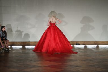 victor de souza ilkbahar yaz 2015 tanıtımı için pist model yürür