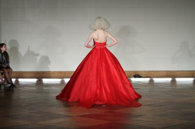 victor de souza ilkbahar yaz 2015 tanıtımı için pist model yürür