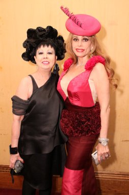 sahne arkasında victor de souza tanıtımı için poz VIP misafirler