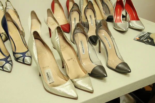 Chaussures prêtes en coulisses pour la présentation Victor de Souza — Photo