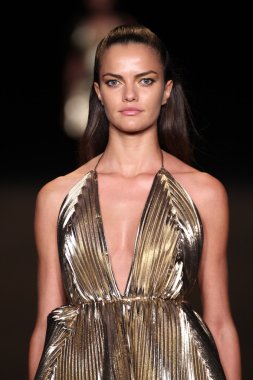 model meskita moda pist yürür