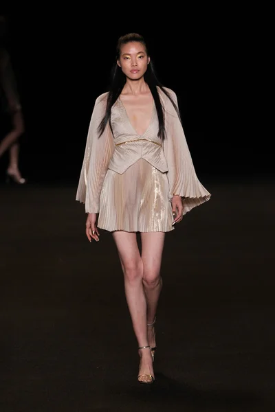 Model walks the runway at the Meskita fashion — Stock Photo, Image