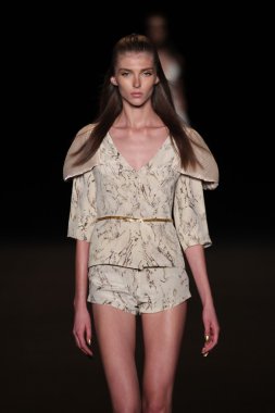 model meskita moda pist yürür