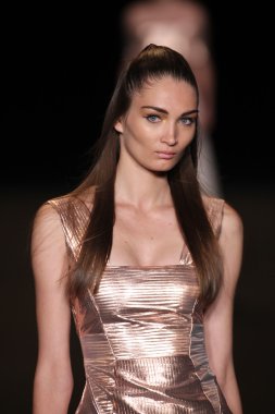 model meskita moda pist yürür
