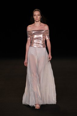 model meskita moda pist yürür