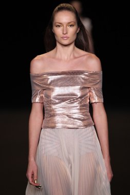 model meskita moda pist yürür