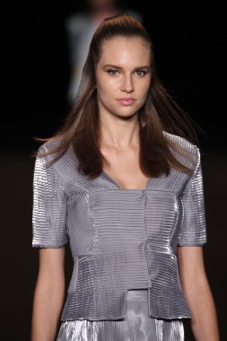 model meskita moda pist yürür