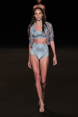 model meskita moda pist yürür