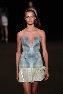 model meskita moda pist yürür