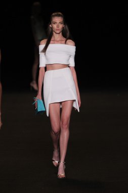 model meskita moda pist yürür